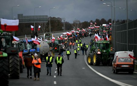 Fermierii polonezi blocheaza aproape complet granita cu Ucraina. Colegii lor din Grecia au sigilat intrarea in Atena