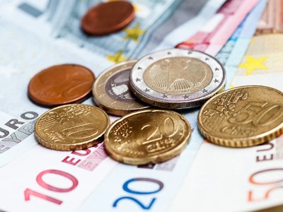 Opinie: Proiectul monetar european trebuie finalizat. La un sfert de secol de la introducerea sa, euro are nevoie de lideri vizionari care sa ghideze <span style='background:#EDF514'>SUVERAN</span>itatea europeana catre urmatoarea faza