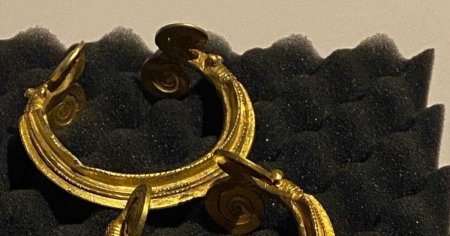 Trei <span style='background:#EDF514'>BRATARI</span> antice din aur furate din Romania au fost recuperate si aduse in tara