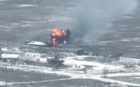 VIDEO. Rusii au lasat usile depozitelor deschise. Dronele Ucrainei au intrat si au aruncat in aer <span style='background:#EDF514'>TANCURI</span> si camioane