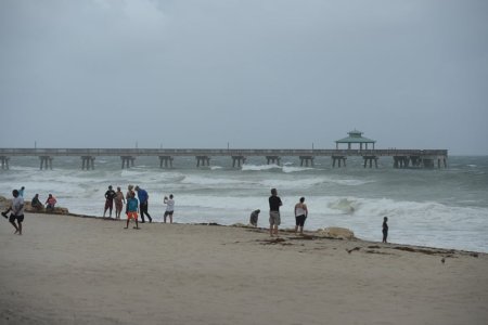 O fetita <span style='background:#EDF514'>DE 7 ANI</span> a murit dupa ce a fost acoperita de nisip in timp ce sapa o groapa pe o plaja din Florida