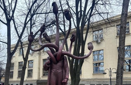 O statuie care simbolizeaza <span style='background:#EDF514'>CORUPTIA</span> din politica a starnit furia locuitorilor din Iasi. Satana, ce sa reprezinte… e horror | VIDEO