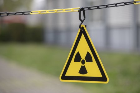 Radioactivitate crescuta in curtea unui laborator din Timisoara. Echipa CRBN face verificari