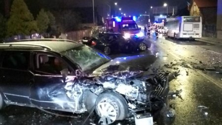 Accident teribil la Cluj: Trei adulti si un copil, raniti dupa un accident intre doua masini si un autobuz