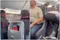 Un pasager a incercat sa deschida usa unui avion in timpul unui zbor in SUA. VIDEO