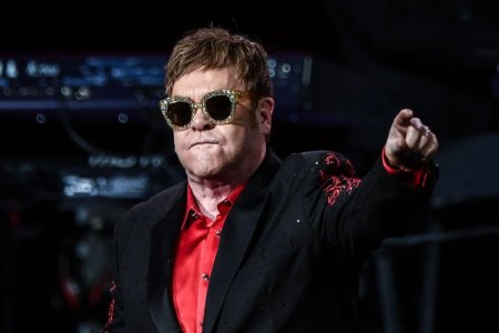 Obiectele memorabile ale lui Elton John, adjudecate cu aproape 8 milioane de dolari la o licitatie