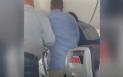 Momentul in care un pasager incearca sa deschida usa unui avion in timpul zborului. Aeronava a aterizat de urgenta