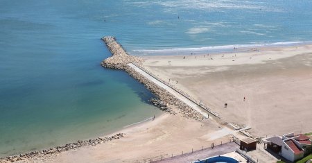 <span style='background:#EDF514'>TURISTII</span> vor avea 23 de hectare in plus de plaja din aceasta vara. S-au construit 7 diguri