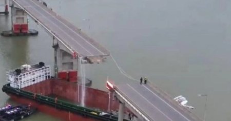 Doi morti si trei disparuti in Guangzhou, dupa ce un cargobot a lovit un pod peste Raul Perlelor VIDEO