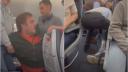 Momentul in care un barbat incearca sa deschida usa unui avion, in timpul zborului | Aeronava a aterizat de urgenta