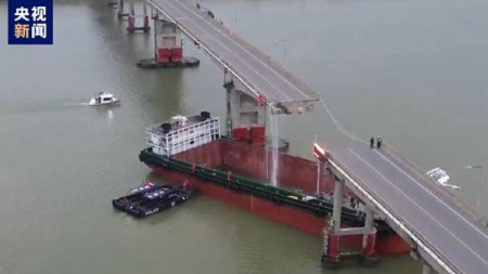 Un <span style='background:#EDF514'>VAPOR</span> a lovit un pod din China. Mai multe masini au cazut in apa