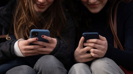 Adio telefoane mobile in scoli! Guvernul a luat decizia care le permite directorilor sa interzica utilizarea acestor dispozitive inclusiv in pauze, in Marea Britanie