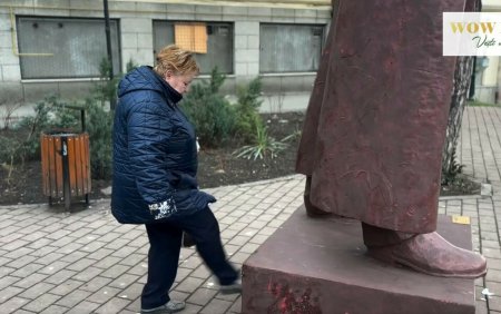 Dosar penal in cazul femeii din Iasi care loveste cu piciorul o statuie expusa in centrul orasului