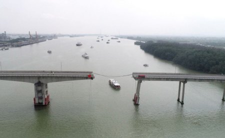 Un pod s-a rupt in doua dupa ce a fost lovit de un cargobot in sudul Chinei. Cel putin cinci persoane au murit