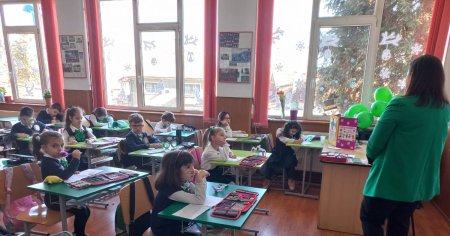 Elevii din clasa pregatitoare au sarbatorit prima suta de zile de scoala, inainte de <span style='background:#EDF514'>VACANT</span>a de schi