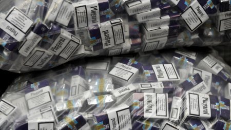 Sute de mii de pachete cu tigari si <span style='background:#EDF514'>PARFUMURI</span>, descoperite la Vama Giurgiu