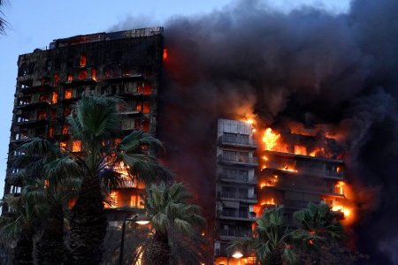 Incendiu masiv in <span style='background:#EDF514'>VALENCIA</span>: cladire de 14 etaje, cuprinsa de flacari. Cel putin 14 raniti, in timp ce autoritatile se tem ca sunt oameni prinsi in interior