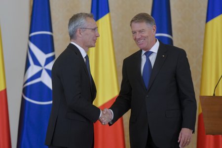 <span style='background:#EDF514'>JURNA</span>lista Bloomberg: Romania a anuntat oficial NATO ca il propune pe Klaus Iohannis ca Secretar General al Aliantei. Germania il sustine pe Mark Rutte. Update
