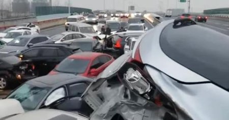 Accident in lant pe o autostrada din China, din cauza poleiului. Peste 100 de <span style='background:#EDF514'>AUTOTURISM</span>e s-au ciocnit VIDEO