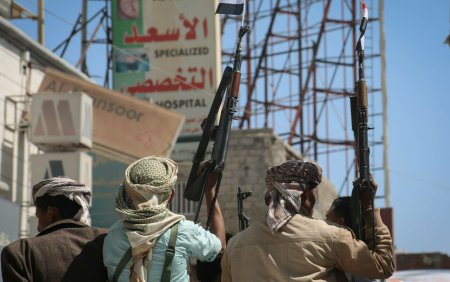 Rebelii houthi din Yemen si-au intensificat atacurile asupra navelor in Marea <span style='background:#EDF514'>ROSIE</span>