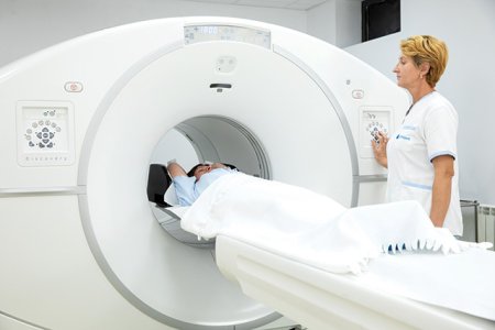 Dictionar de sanatate. Ce este investigatia PET-CT si ce informatii ofera? Medic: Reprezinta una dintre cele mai importante revolutii in diagnosticul paraclinic. In Romania, doar 15 spitale, cinci de stat si 10 private, au aparat PET-CT