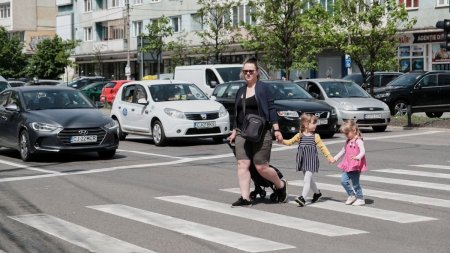 Greseala care te poate lasa fara permis de conducere. Regula prioritatii pietonilor pe un drum cu mai multe benzi pe sens