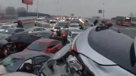 Carambol cu 100 de masini pe o autostrada <span style='background:#EDF514'>ACOPERIT</span>a cu gheata din China