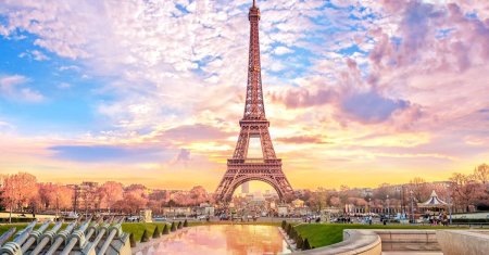 Au construit Turnul Eiffel din lemn. Imagini spectaculoase