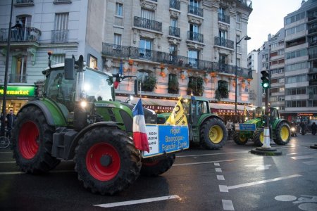 Noi proteste ale fermierilor francezi care au revenit cu tractoarele la P<span style='background:#EDF514'>ARIS</span>