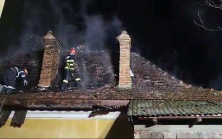 Incendiu izbucnit de la o candela. O casa parohiala din Piatra <span style='background:#EDF514'>NEAMT</span> a fost mistuita de flacari