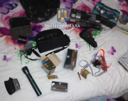 Doi barbati din Caras-Severin au fost retinuti dupa ce politistii au gasit arme de vanatoare si munitie, in urma unor perchezitii domiciliare