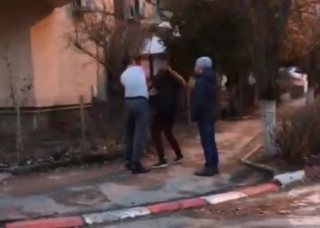 Un politist aflat in timpul liber, filmat cand loveste un tanar pe o strada din Alexandria. IPJ Teleorman anunta ca face verificari <span style='background:#EDF514'>INTERNE</span>. VIDEO