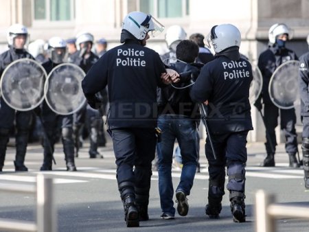 Ciocniri intre fermieri si politisti la un targ agricol din P<span style='background:#EDF514'>ARIS</span> inainte de sosirea lui Macron