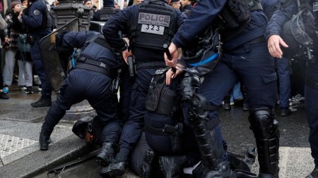 Ciocniri intre fermieri si politisti la un targ agricol din Paris, inainte de sosirea lui Macron