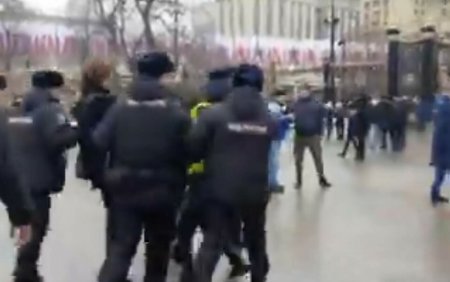 Doi ani de razboi in Ucraina | Politia rusa a arestat jurnalisti la Moscova, la Mormantul <span style='background:#EDF514'>SOLDA</span>tului Necunoscut