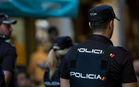 Un r<span style='background:#EDF514'>OMAN</span> psihotic a fost batut intr-o sectie de politie din Spania, in timp ce cerea ajutor. Doamne, unde am ajuns