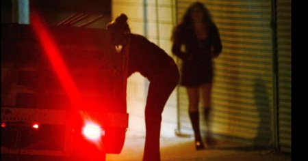 Trei prostituate au fost injunghiate mortal intr-un bordel dintr-un cartier sarac al V<span style='background:#EDF514'>IENEI</span>