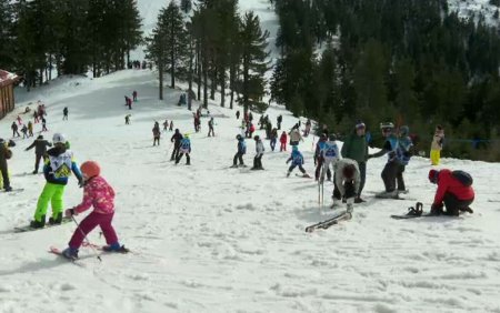 Ne bucuram de zapada. In ciuda caldurii, turistii inca schiaza pe partiile din Romania. Cat costa accesul pentru o zi