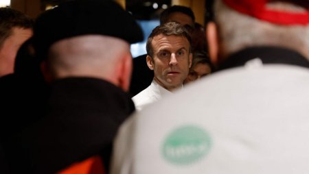 Emmanuel Macron, clipe de groaza. A fost atacat de fermieri. S-a lasat cu bataie