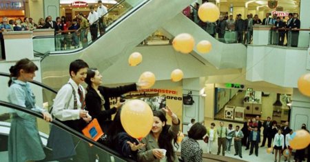 Primul mall din Romania. Cand sarea arteziana pana sus, toti bucurestenii exclamau: Uaaaaaiii! FOTO