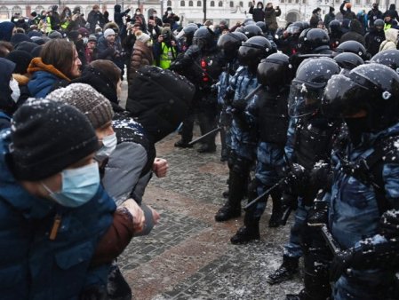Zeci de participanti la demonstratiile de sambata, din Rusia, au fost retinuti