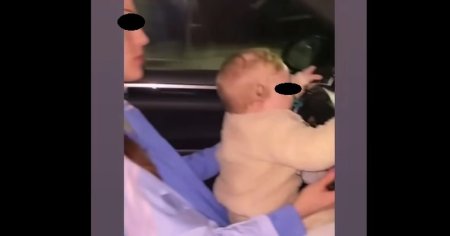VIDEO <span style='background:#EDF514'>O SOFERITA</span> si-a pus bebelusul la volan, in timp ce conducea. Politistii i-au vazut imaginile pe retelele sociale si au amendat-o