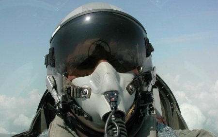 Pilot ucrainean, lasat masca de avionul F-16 pe care se antreneaza: 