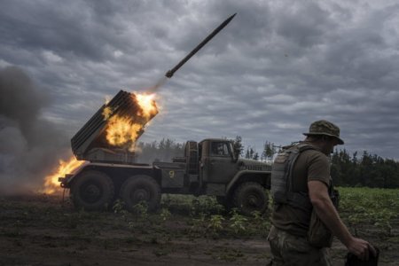 Seful Armatei ucrainene si ministrul Apararii, vizita in apropierea liniei de front