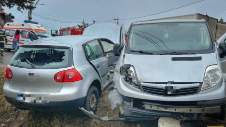 Cinci persoane, dintre care doi copii, ranite intr-un accident rutier in Dambovita