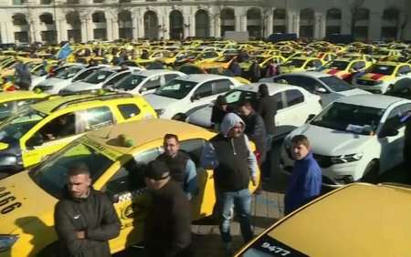 Protest al taximetristilor in Bucuresti. Piata Constitutiei se coloreaza in galben