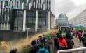Protest masiv al fermierilor, din nou la sediul UE. Anvelope incendiate si cisterne cu dejectii