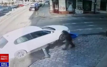 Doi hoti au furat o masina din Bucuresti care avea cheia in contact. Au condus-o pe rand, desi nu au permis
