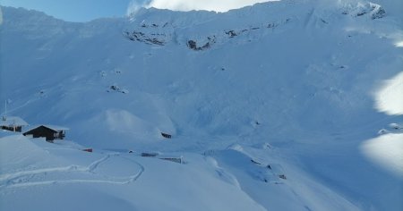 Patru schiori au murit in urma unei avalanse in Franta. Alpinistii erau insotiti de un ghid