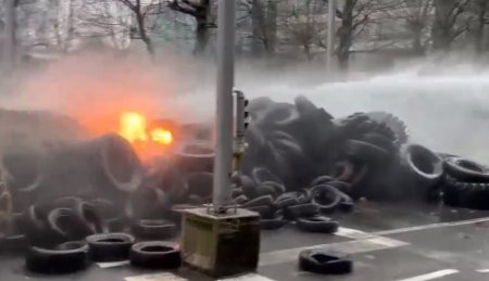 Fermierii au blocat Bruxelles-ul cu tractoare si au dat foc la anvelope in ziua reuniunii ministrilor agriculturii